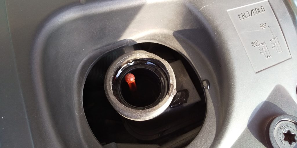 Bmw Z4 冷却水レベル低下の警告灯が点灯したのでクーラント 水道水 を追加してみた クラシログ